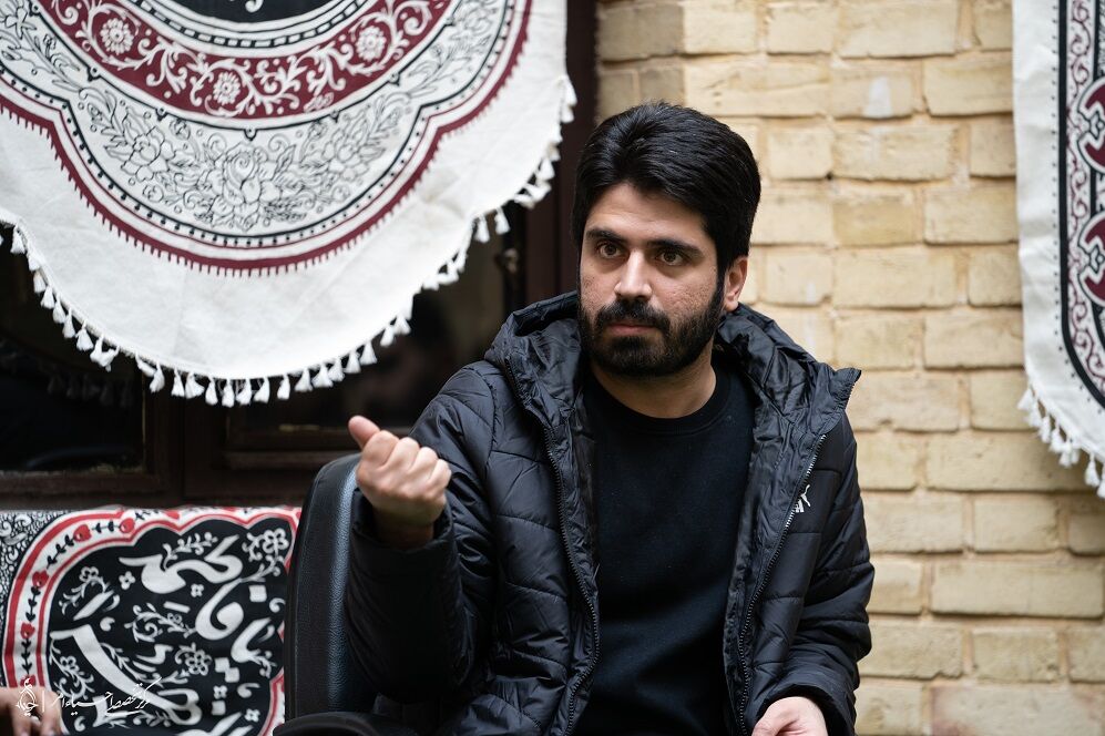 مداح شعرشناسی که روی مرز مداحی سنتی و روز حرکت میکند/ حنیف طاهری: بودجه نهادهای فرهنگی برای اهل بیت به جای هیأت کجا میرود؟