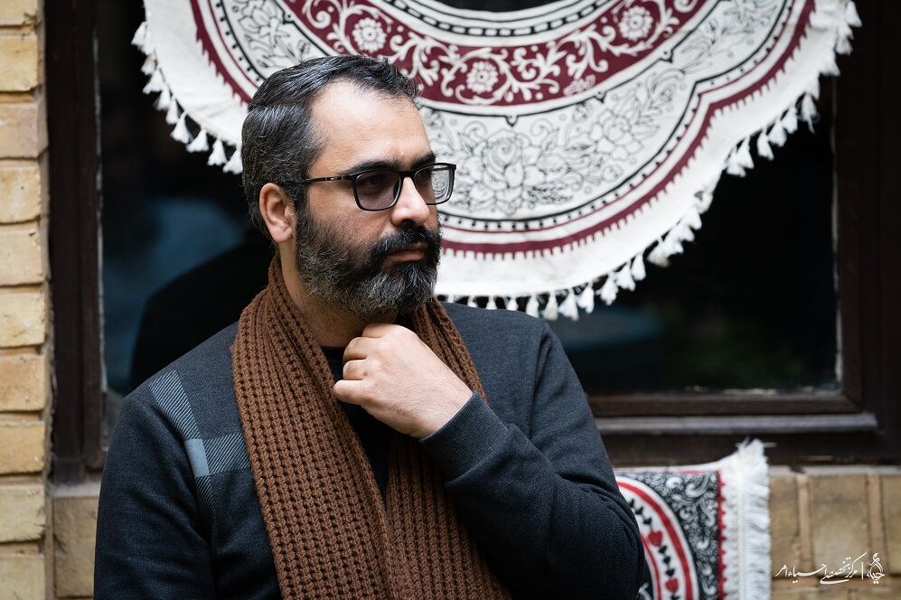 مداح شعرشناسی که روی مرز مداحی سنتی و روز حرکت میکند/ حنیف طاهری: بودجه نهادهای فرهنگی برای اهل بیت به جای هیأت کجا میرود؟