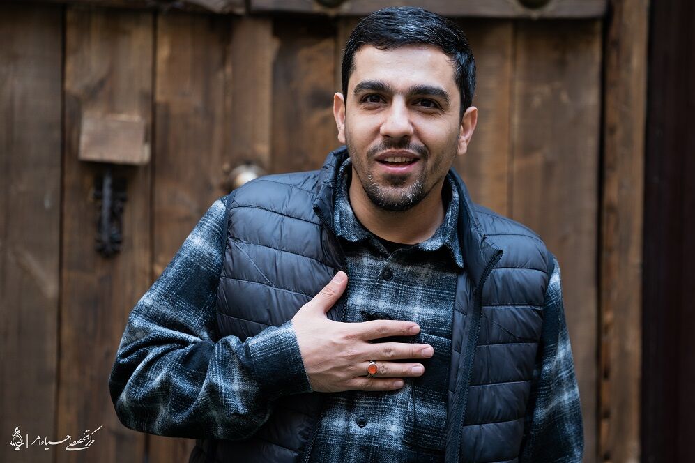 مداح شعرشناسی که روی مرز مداحی سنتی و روز حرکت میکند/ حنیف طاهری: بودجه نهادهای فرهنگی برای اهل بیت به جای هیأت کجا میرود؟