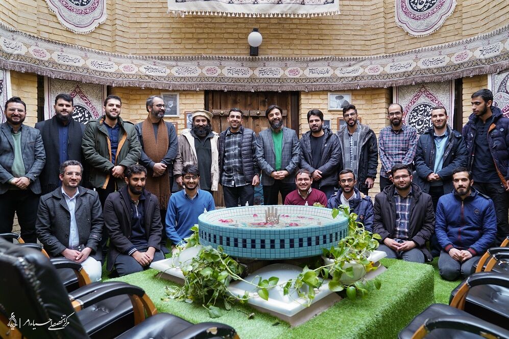 مداح شعرشناسی که روی مرز مداحی سنتی و روز حرکت میکند/ حنیف طاهری: بودجه نهادهای فرهنگی برای اهل بیت به جای هیأت کجا میرود؟