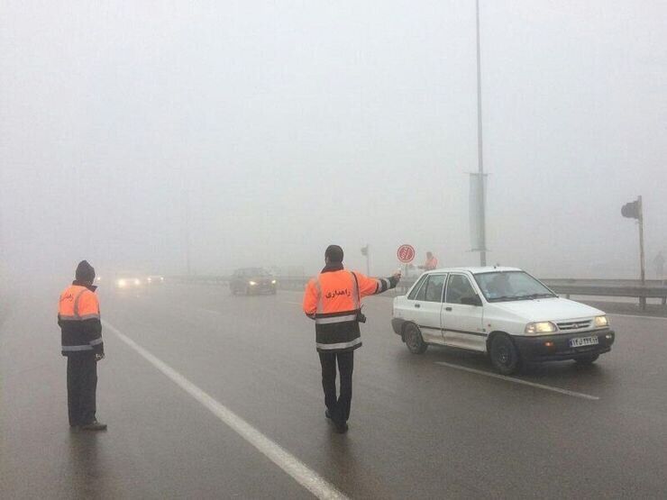 مه غلیظ موجب کاهش دید رانندگان در جاده‌های خراسان رضوی شد
