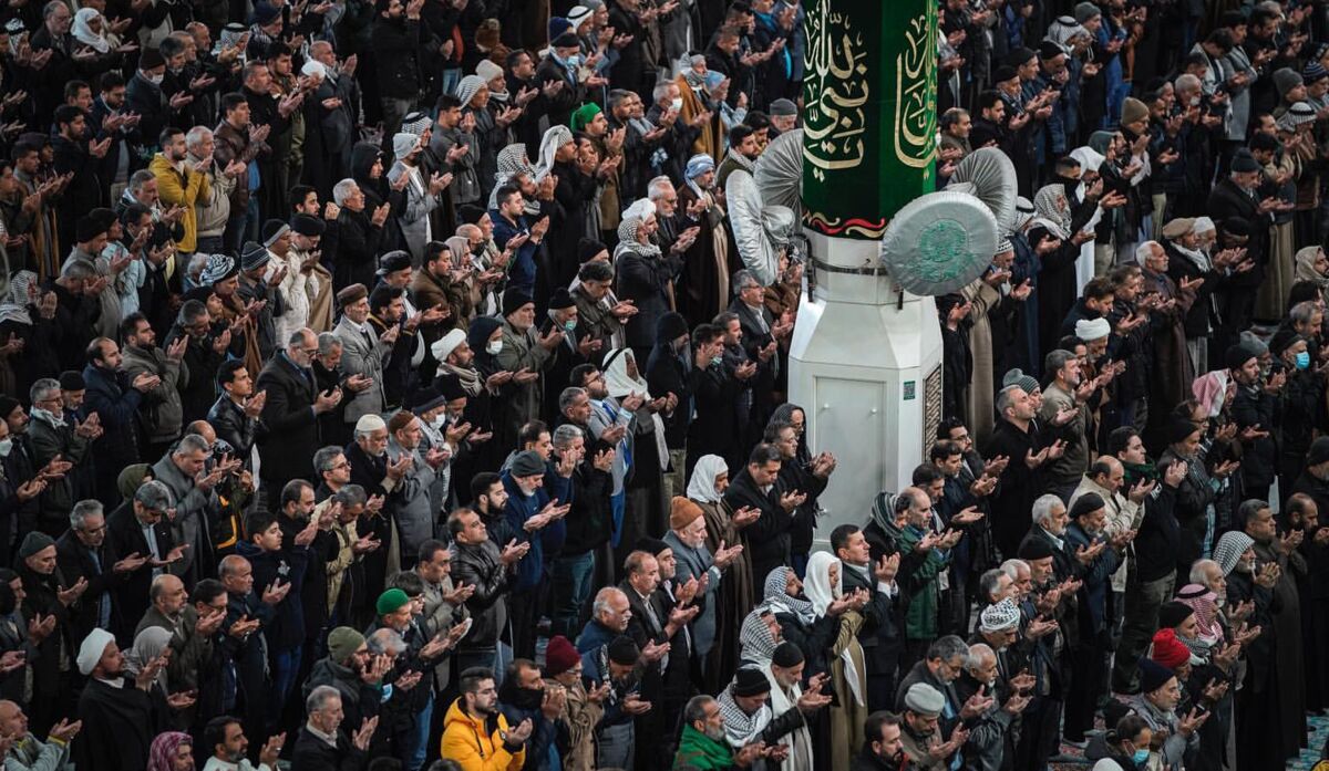 حضور پرشور زائران در حرم امام علی (ع) را ببینید