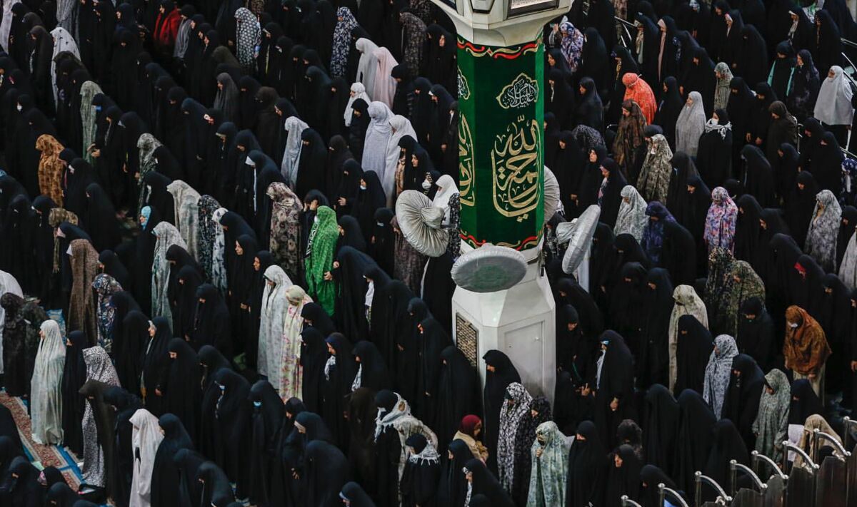 حضور پرشور زائران در حرم امام علی (ع) را ببینید