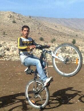 موتورسواری که مانع از اسیر شدن ایرانیها توسط داعش شد+ عکس