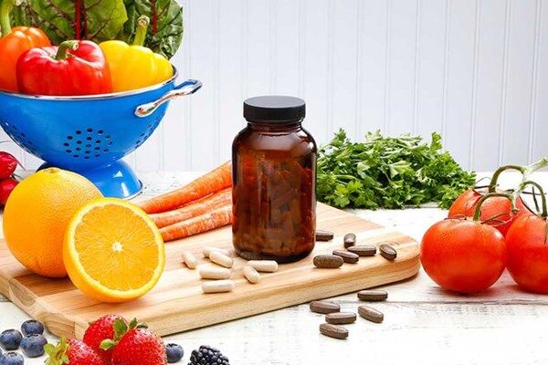 گرانی درمان در بازار بی در و پیکر «مکملها»/ از قیمتگذاری خودسرانه تا زد و بند برای سود بیشتر