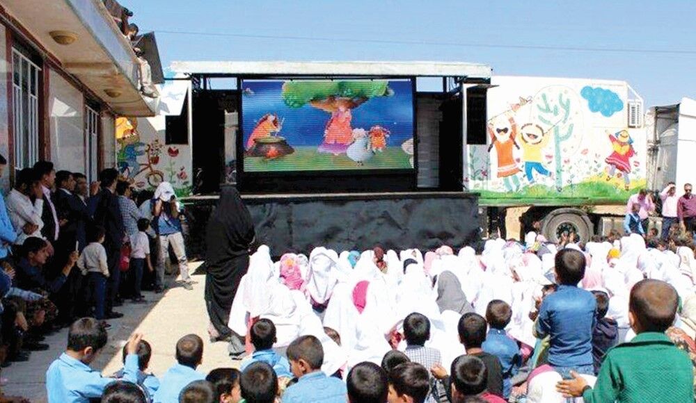التیام «سینما سیار» بر آلام بچه‌های خوی/ لذت فیلم دیدن در میان کمپ‌های زلزله‌زدگان با نمایش روزانه ۱۰ سانس