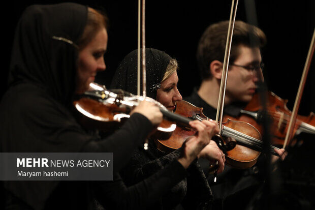 تماشای یک اجرای درخشان در روز آخر «فجر»/ دبیر به کمک رسانهها آمد