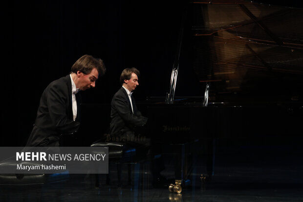 تماشای یک اجرای درخشان در روز آخر «فجر»/ دبیر به کمک رسانهها آمد