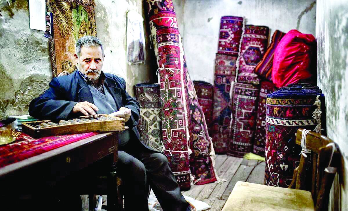 گره در کار قالی/ قانون کار، مانع اصلی شکل‌گیری تولید متمرکز فرش در ایران است