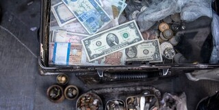  آغاز ریزش قیمت دلار در بازار غیر رسمی/ نرخ دلار ۴ هزار تومان کاهش یافت 