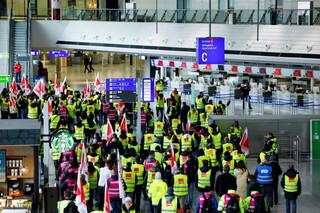 زمین‌گیر شدن پروازها با اعتصاب کارکنان فرودگاه های اصلی آلمان/ اتحادیه کارگری بدنبال افزایش دستمزد ۱۰.۵ درصدی خود