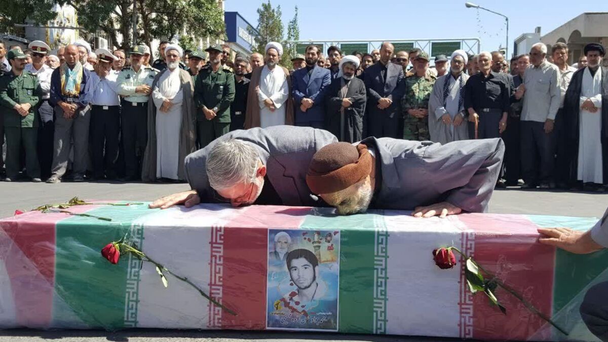 طلبهای که با کفش پر از شن به جبهه رفت