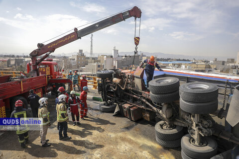 واژگونی تانکر سوخت در پل عباسپور مشهد