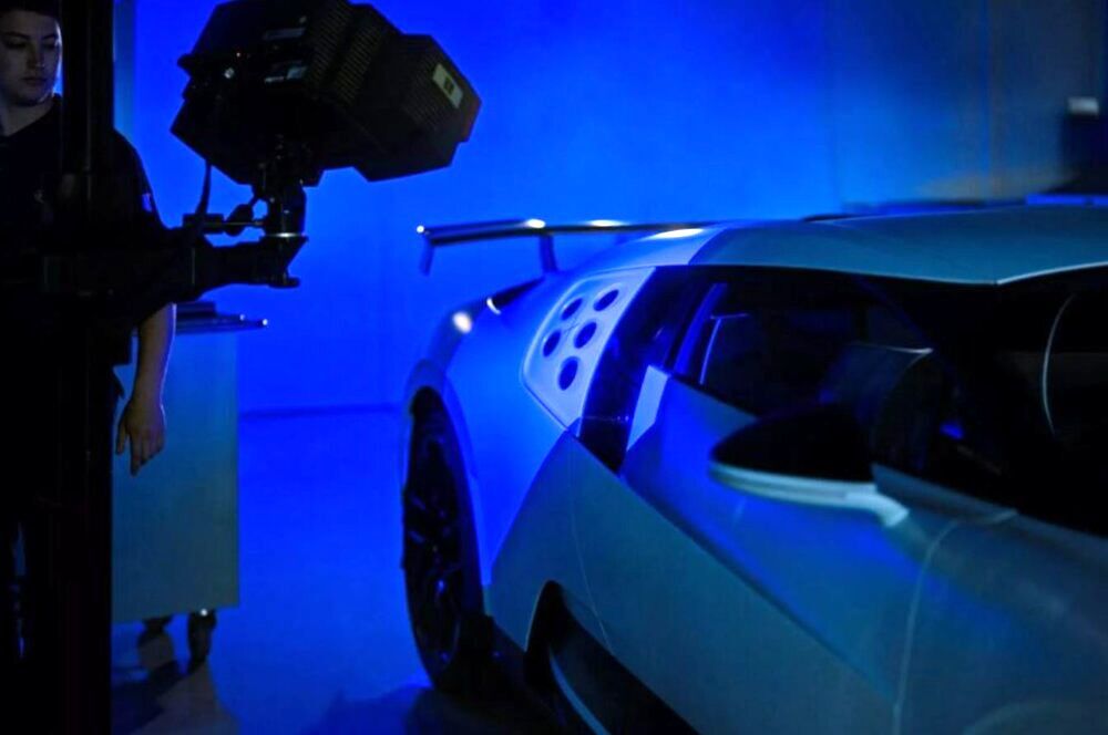 تفاوت بزرگ بوگاتی با دیگر ماشینها / مرد در سایه از یک میلیمتر خطا هم نمیگذرد