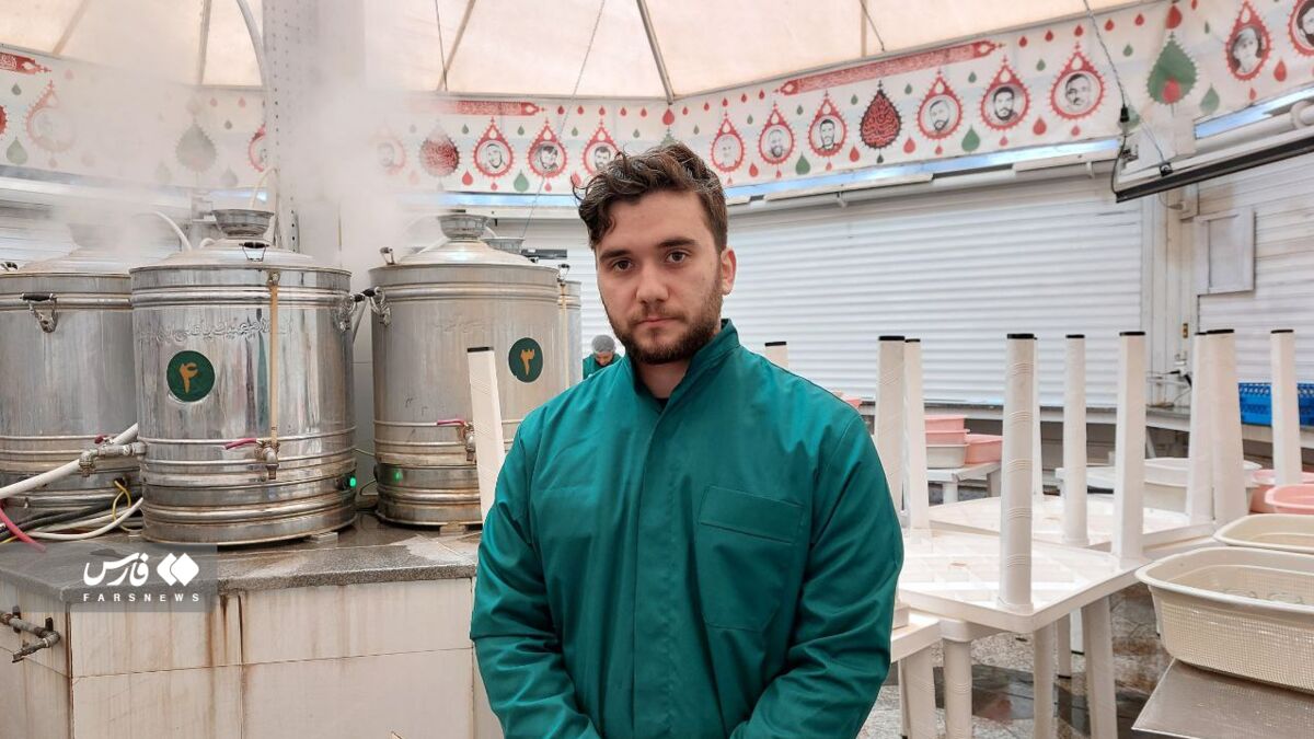 جوانی به سبک خادمهای خاص امام هشتم/ نخبهای که افتخارش خادمی در چایخانه حضرتی است!