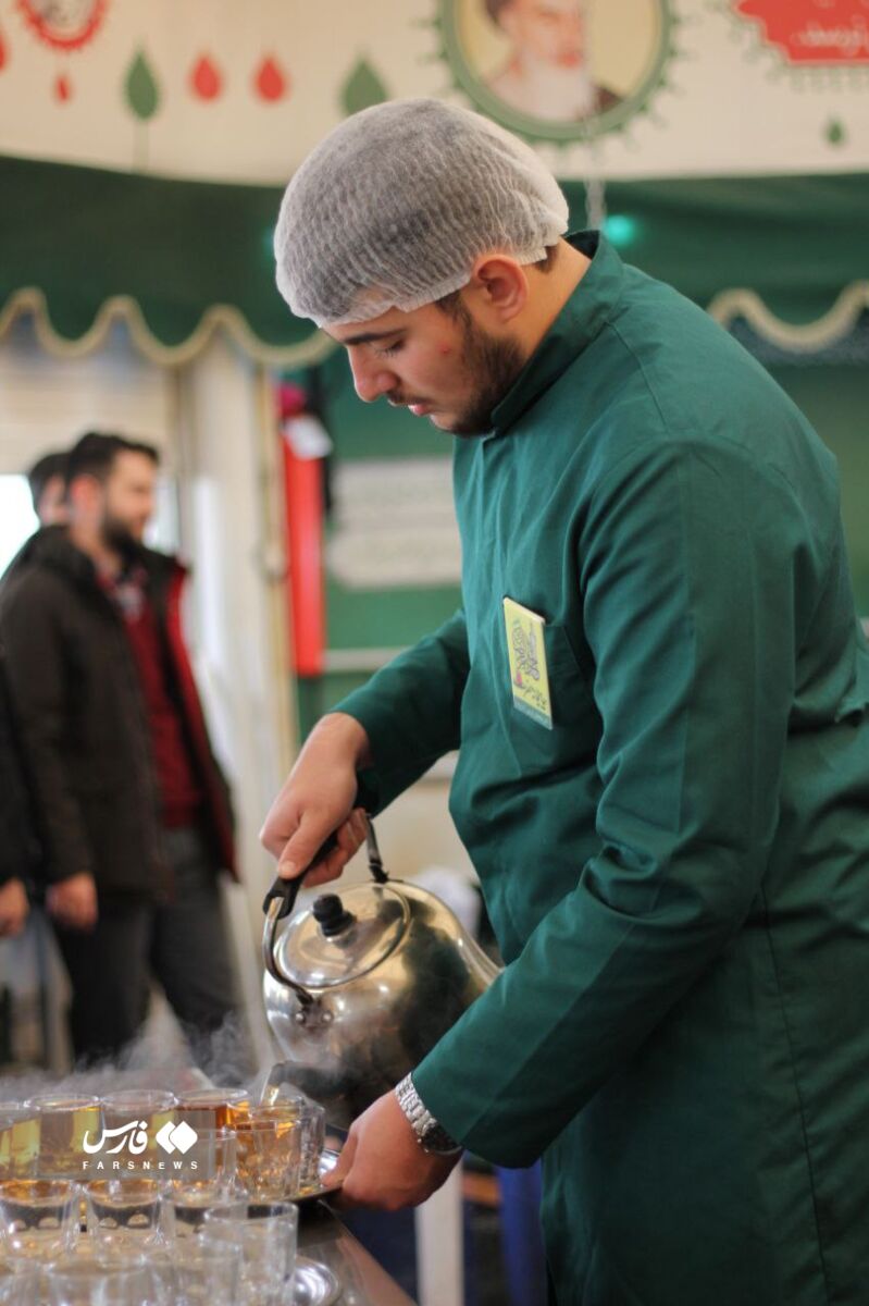 جوانی به سبک خادمهای خاص امام هشتم/ نخبهای که افتخارش خادمی در چایخانه حضرتی است!