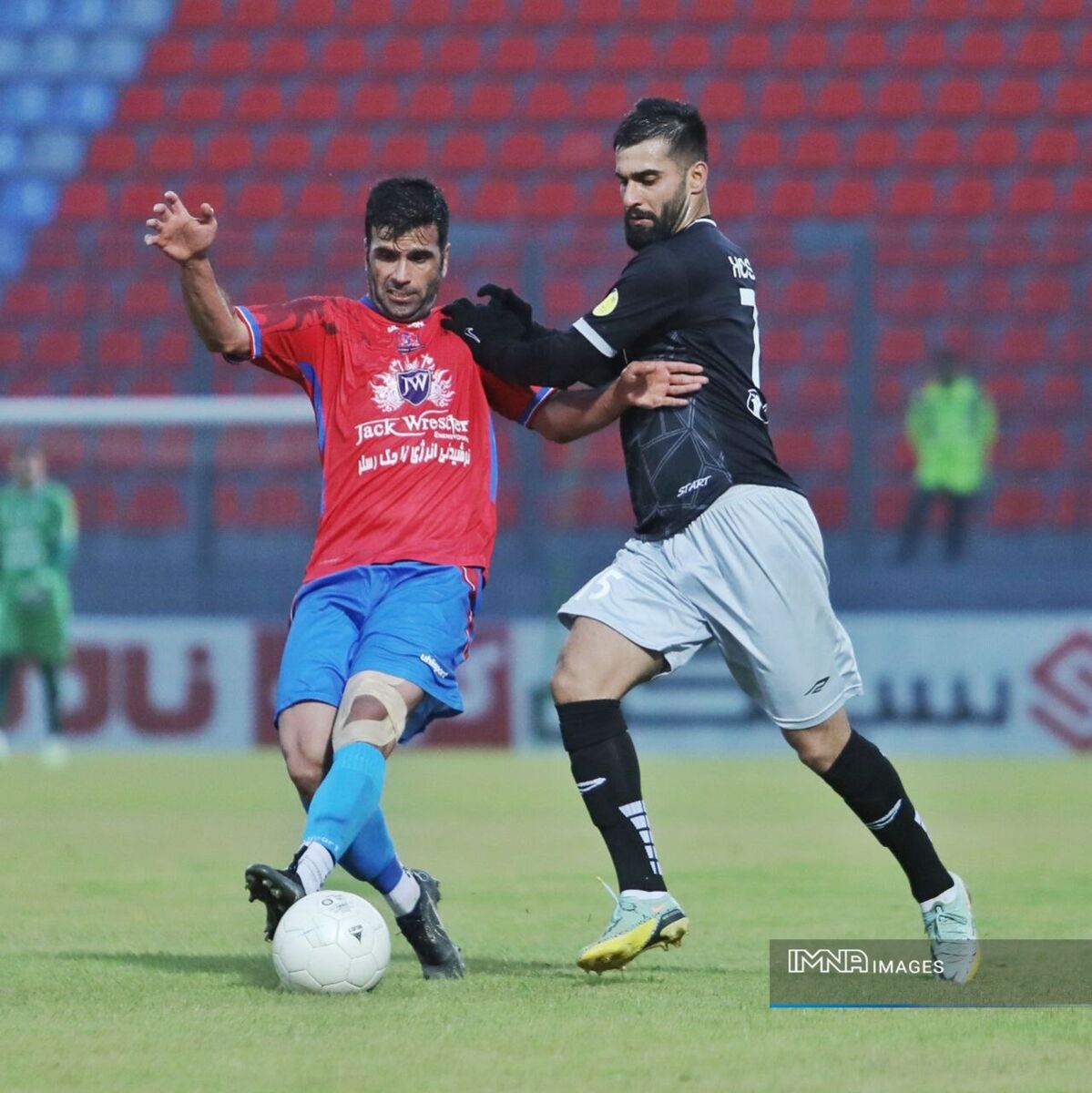 جدال ایرانی _ اسپانیایی در تبریز/ هوادار نقش گربه سیاه را بازی میکند؟