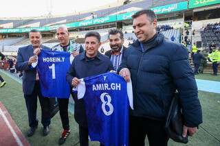 اهدای پیراهن استقلال به امیر قلعه‌نویی با یک عدد خاص!