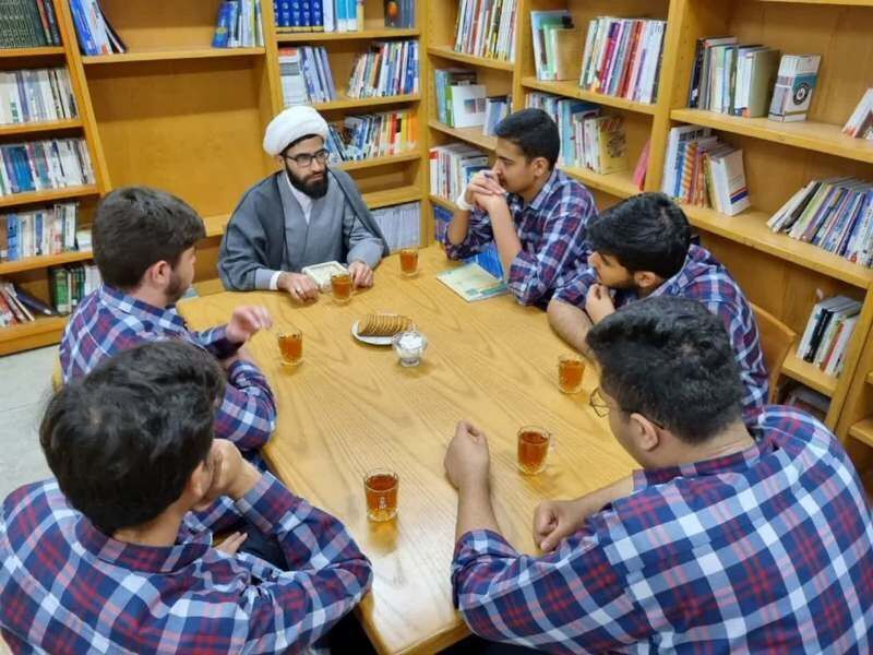 ابتکار جالب یک طلبه قمی؛ جهاد تبیین با راه اندازی کافه گفت و گو
