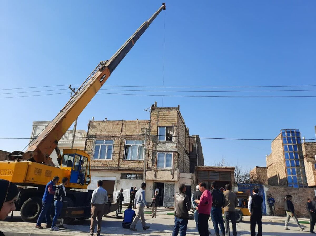 فیلم| تخریب یک بنای بدون استحکام در اسماعیل آباد مشهد