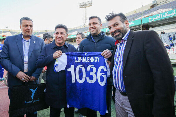 اهدا پیراهن استقلال به امیر قلعهنویی با یک عدد خاص!