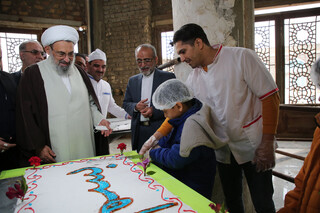 آماده سازی و توزیع کیک ۳۱۳ متری در بین زائران مسجد مقدس جمکران