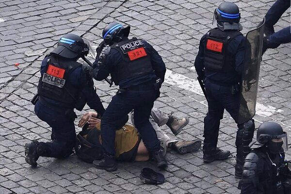 پلیس فرانسه ۱۳ معترض به طرح بازنشستگی ماکرون را بازداشت کرد