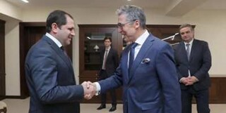 دیدار رئیس سابق ناتو با وزیر دفاع ارمنستان