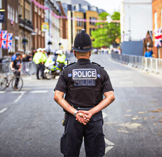 کمتر از یک درصد از ۱۵۰۰ افسر پلیس متهم به اعمال خشونت علیه زنان در بریتانیا اخراج شده‌اند!
