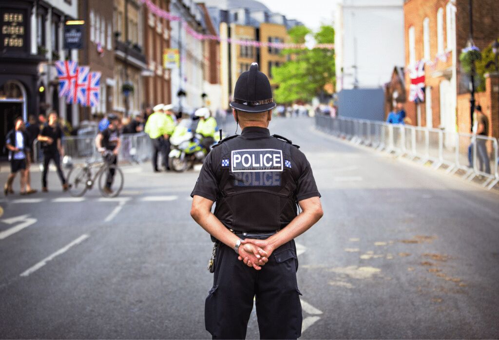 کمتر از یک درصد از ۱۵۰۰ افسر پلیس متهم به اعمال خشونت علیه زنان در بریتانیا اخراج شده‌اند!
