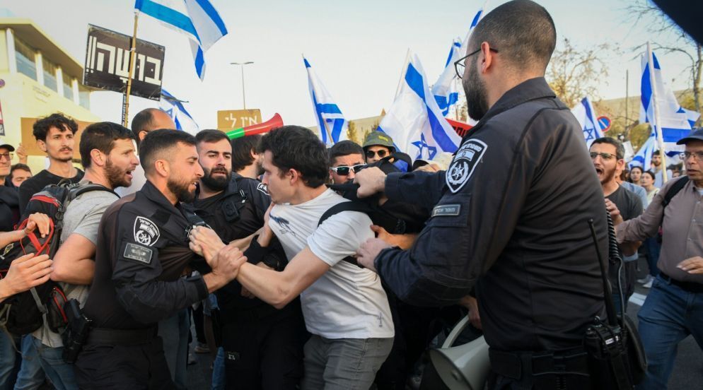 تظاهرات، راه بندان و درگیری مخالفان کابینه نتانیاهو با پلیس/ بسته شدن بندر حیفا