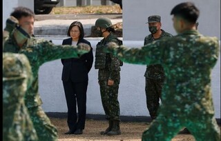 بازدید رئیس جمهوری تایوان از ارتش پیش از سفر به آمریکا