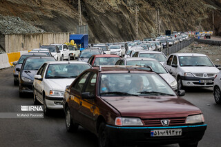 ترافیک سنگین در جاده چالوس/بارش باران و برف در جاده‌های ۱۱ استان