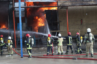 گزارش تصویری I آتش سوزی گسترده کارخانه یخچال سازی در مشهد