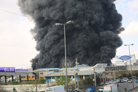 گزارش تصویری I آتش سوزی گسترده کارخانه یخچال سازی در مشهد (2)