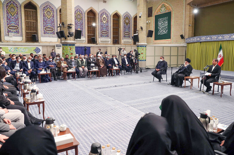 رهبر معظم انقلاب با تأکید بر وظیفه هنرمندان برای آگاهی از اهداف و شیوه‌های دشمن در جنگ نرم: نقاط آماج حمله دشمن را بشناسید و با آن مقابله کنید