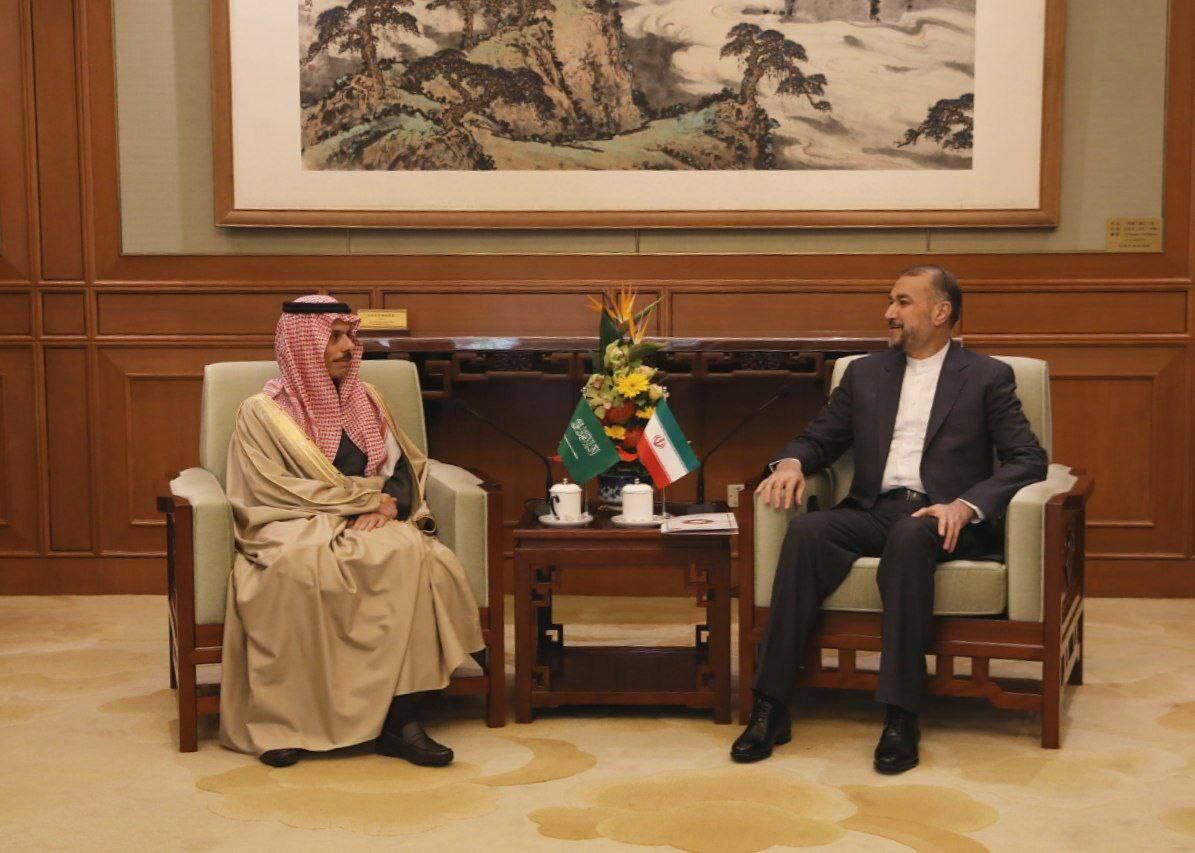 وزرای خارجه ایران و عربستان در پکن با یکدیگر دیدار کردند / تأکید بر از سرگیری رسمی روابط دوجانبه
