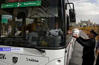 گزارش تصویری I توزیع غذای حضرت بین رانندگان اتوبوس اطراف حرم مطهر رضوی