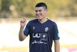 عکس | افطار مهاجم ازبکی پیکان در حین گرم کردن