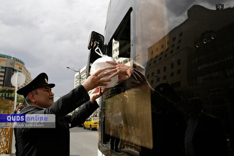 گزارش تصویری I توزیع غذای حضرت بین رانندگان اتوبوس اطراف حرم مطهر رضوی