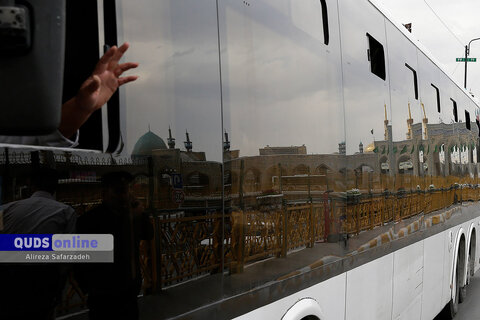 گزارش تصویری I توزیع غذای حضرت بین رانندگان اتوبوس اطراف حرم مطهر رضوی