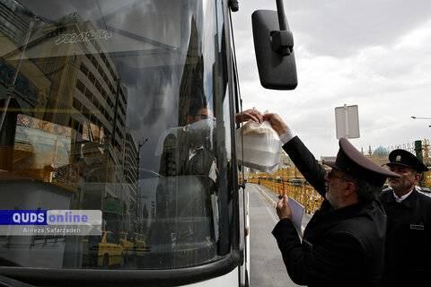 گزارش تصویری I توزیع غذای حضرت بین رانندگان اتوبوس اطراف حرم مطهر رضوی
