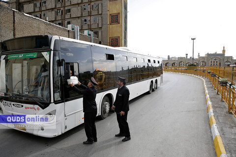 گزارش تصویری I توزیع غذای حضرت بین رانندگان اتوبوس اطراف حرم مطهر رضوی
