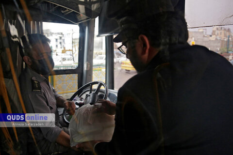 گزارش تصویری I توزیع غذای حضرت بین رانندگان اتوبوس اطراف حرم مطهر رضوی