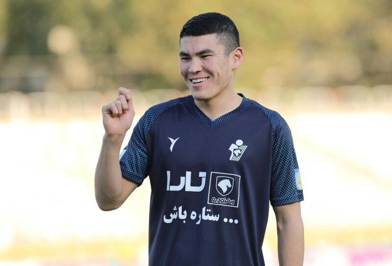 عکس | افطار مهاجم ازبکی پیکان در حین گرم کردن