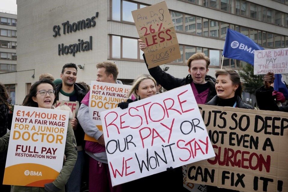 بحران در انگلیس با اعتصاب ۴ روزه ده‌ها هزار پزشک