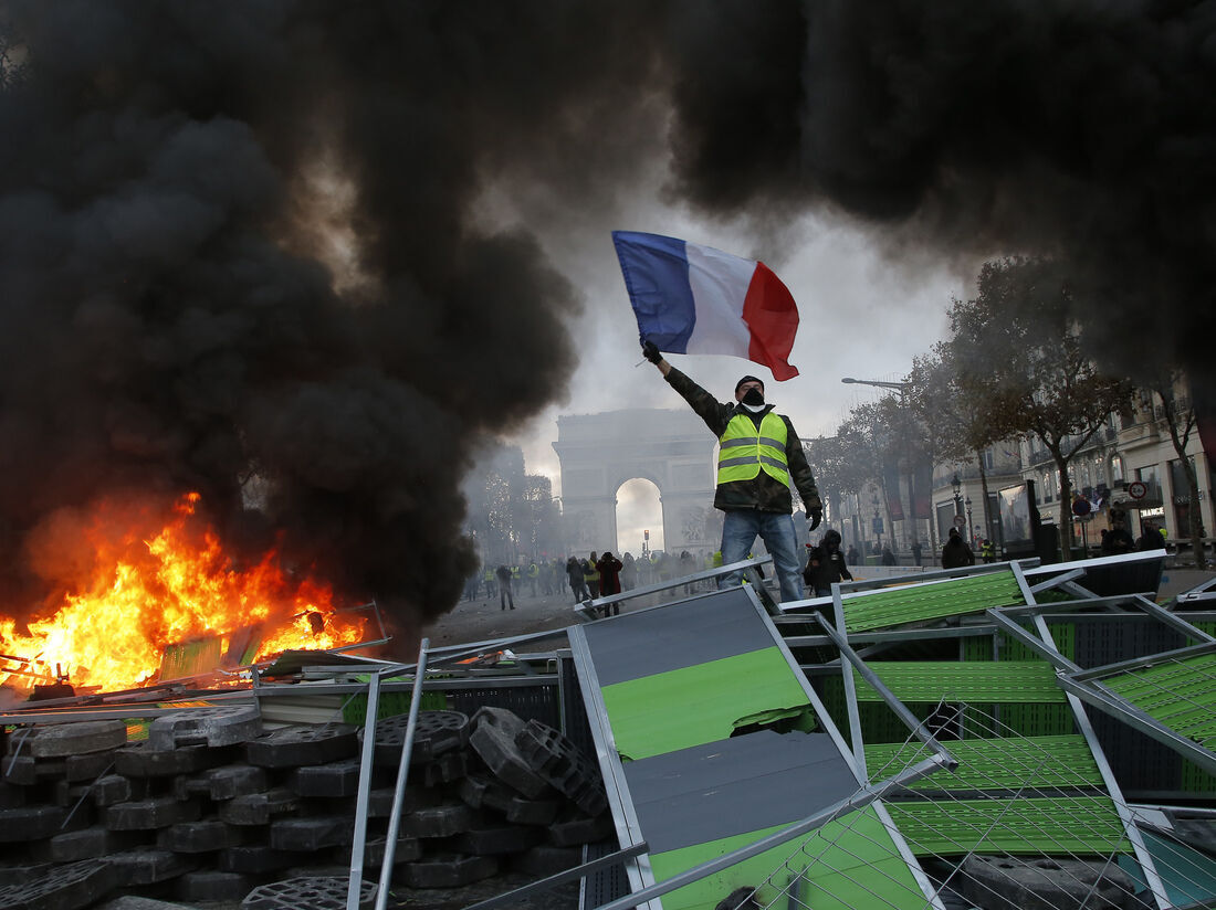 مکرون در خطر سقوط / تظاهرات شبانه در حمایت از طرح رأی عدم اعتماد به دولت فرانسه 