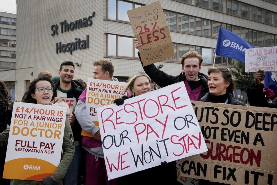 احتمال ادامه اعتصاب پرستاران انگلیسی تا کریسمس