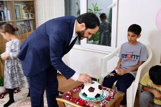 جشن تولد فرزند شهید مدافع حرم با حضور سخنگوی دولت