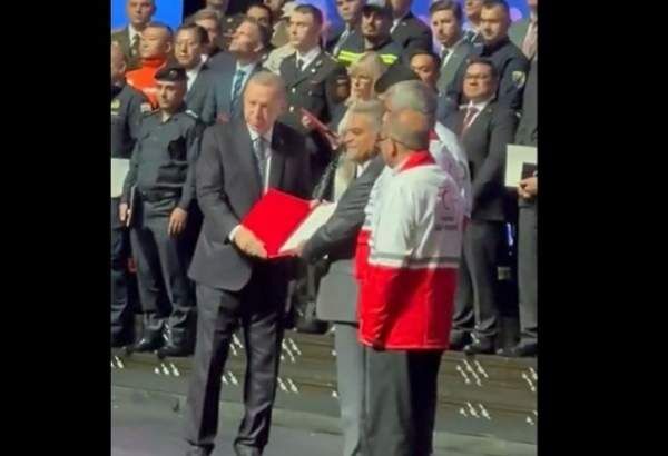 اردوغان نشان فداکاری به رئیس سازمان هلال احمر ایران اهدا کرد